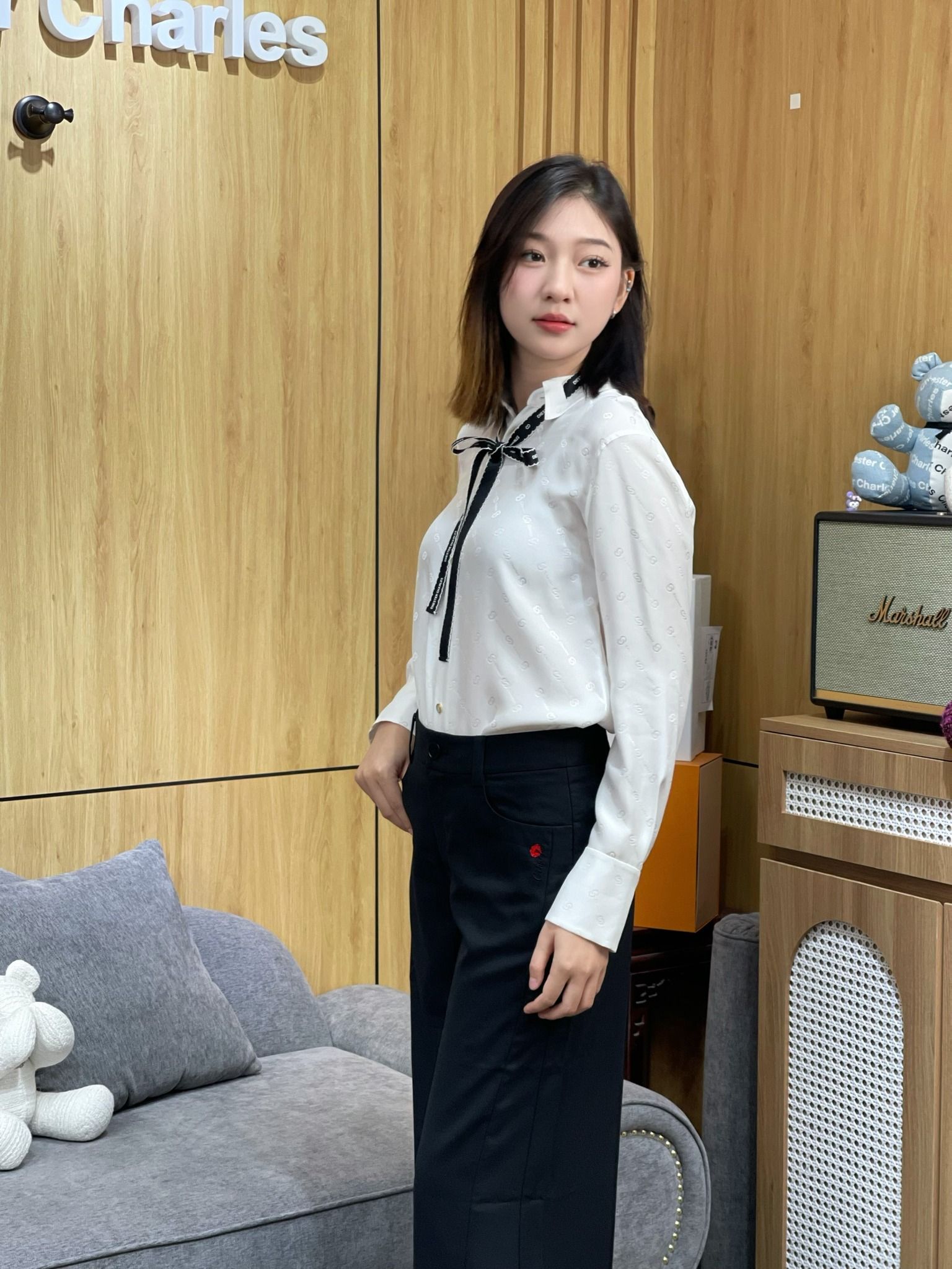 Sơ mi lụa trắng - nơ đen