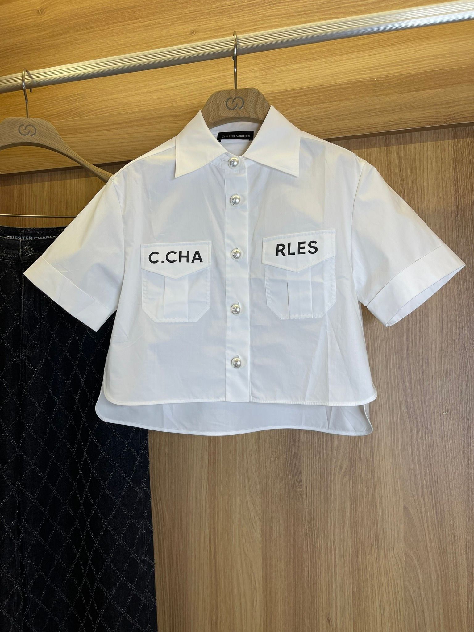 Áo sơmi trắng cúc ngọc, túi chữ