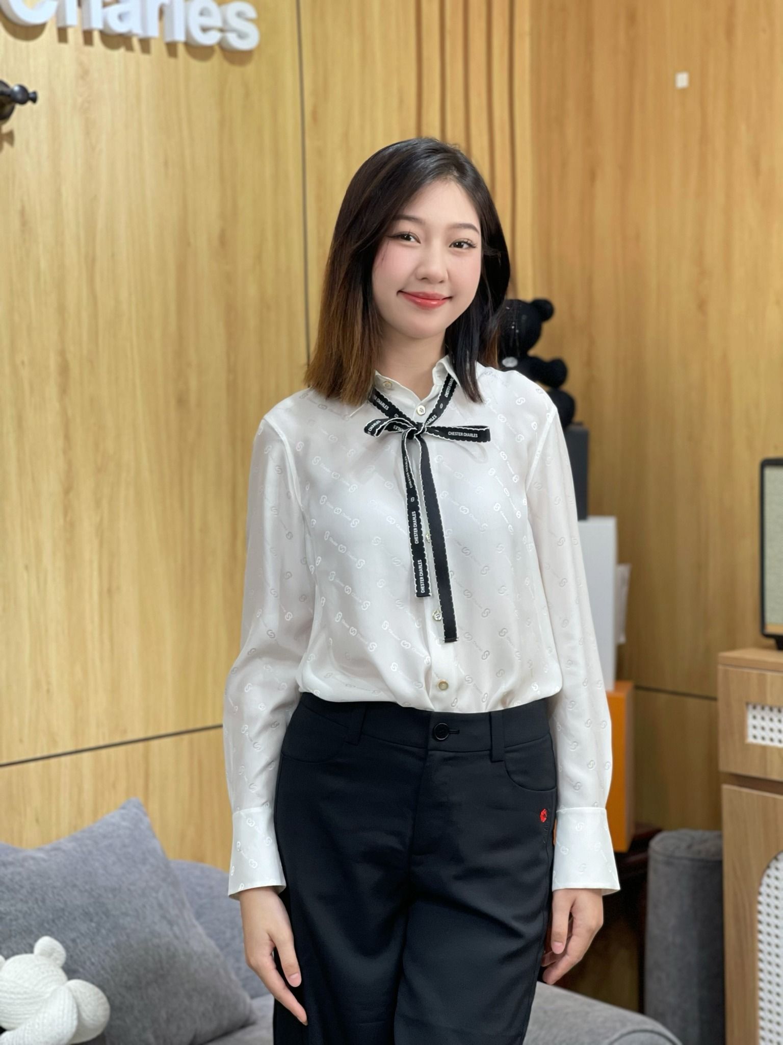 Sơ mi lụa trắng - nơ đen