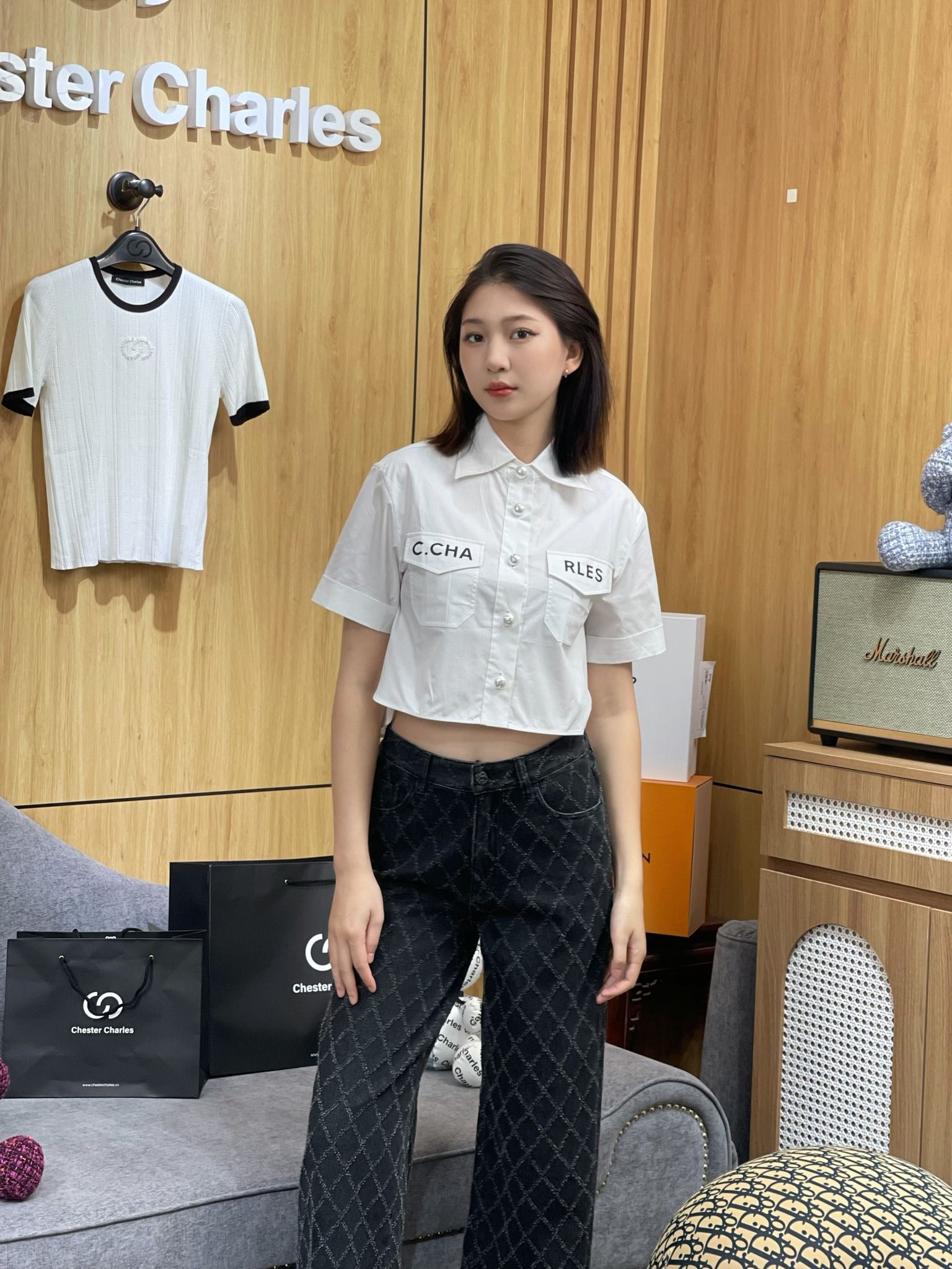 Áo sơmi trắng cúc ngọc, túi chữ