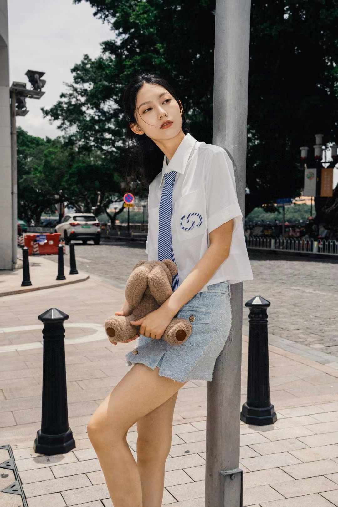 Sơ mi cà vạt kẻ xanh - dáng crop top