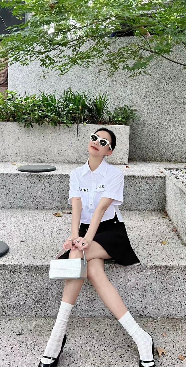 Áo sơmi trắng cúc ngọc, túi chữ