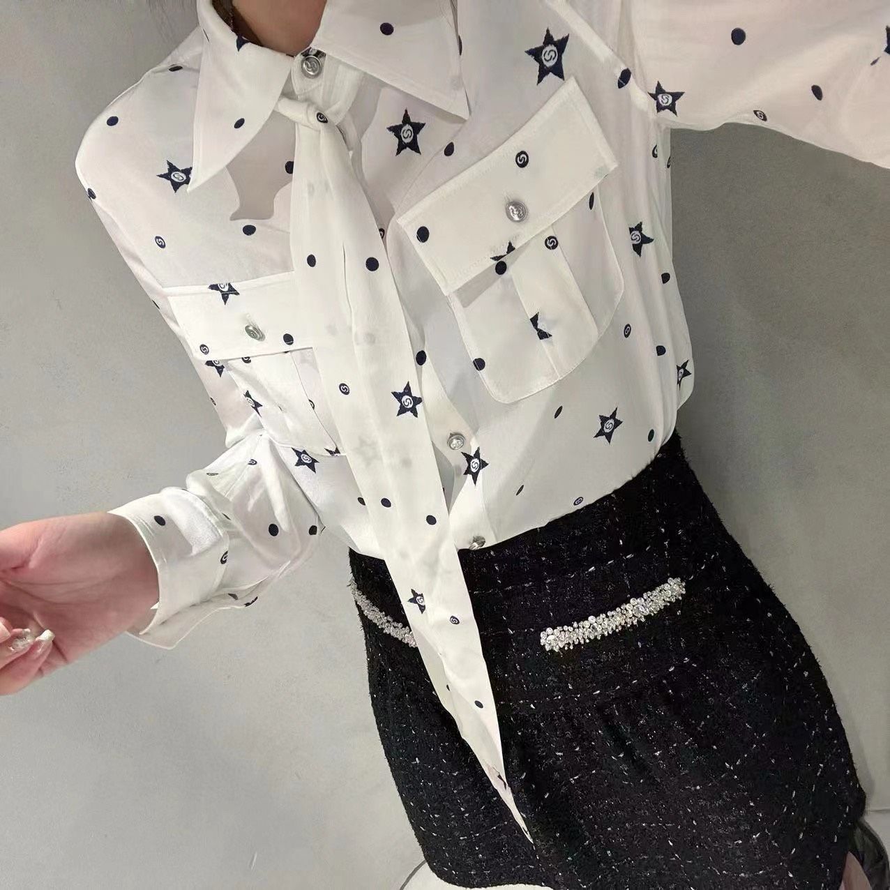 Sơ mi lụa, hoạ tiết sao