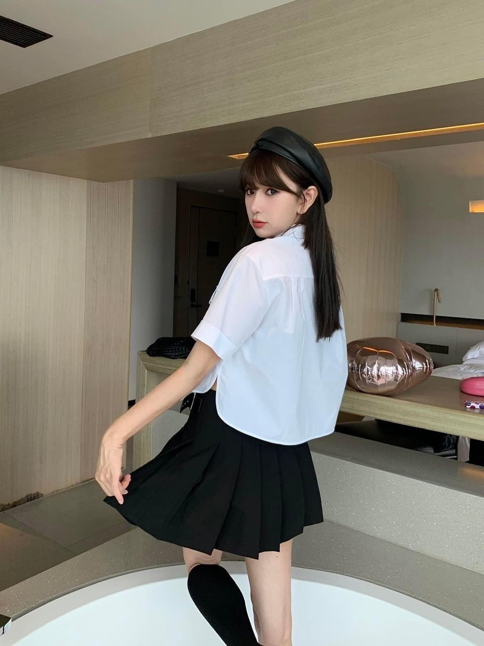 Áo sơmi trắng cúc ngọc, túi chữ