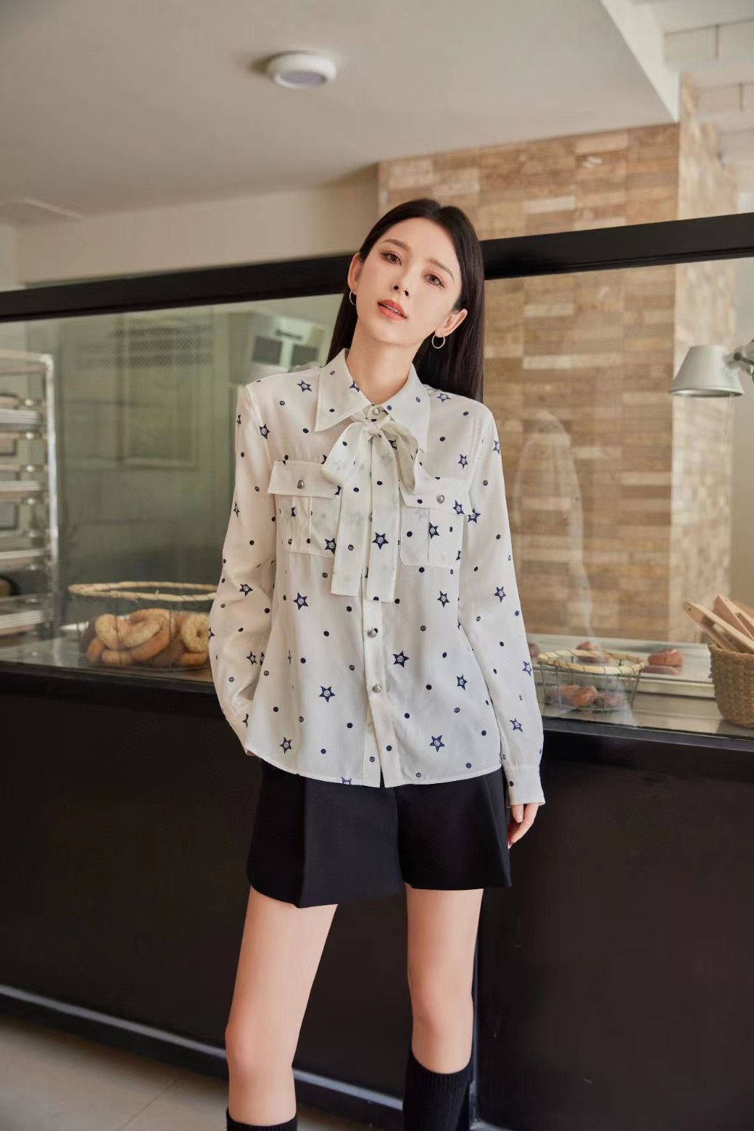 Sơ mi lụa, hoạ tiết sao