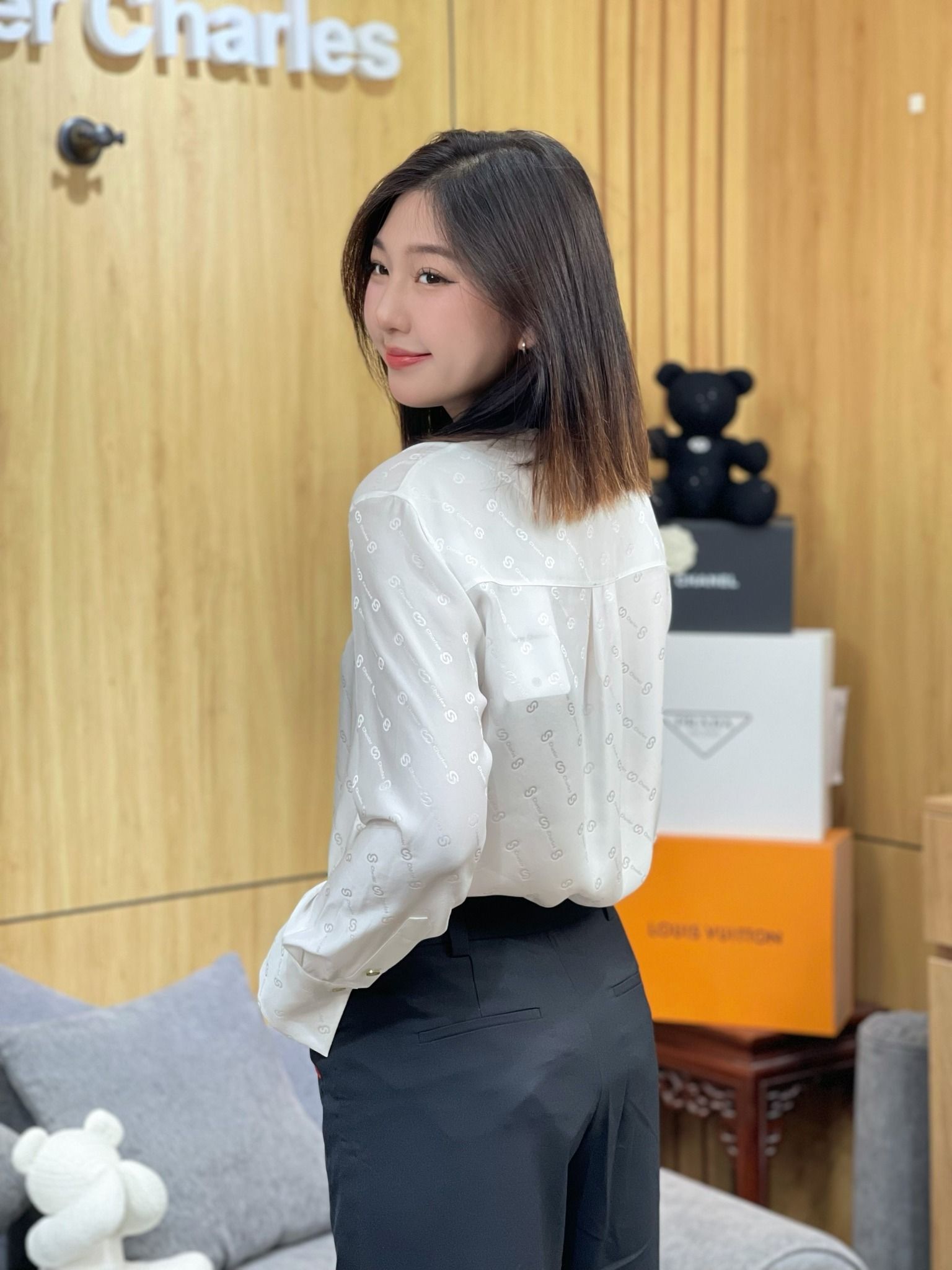Sơ mi lụa trắng - nơ đen