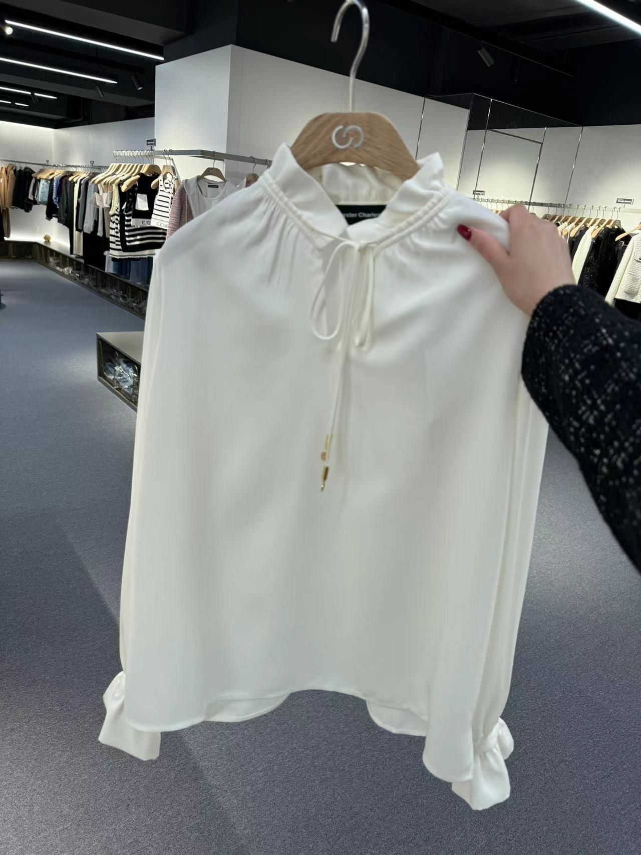Áo lụa 2 dây ở cổ