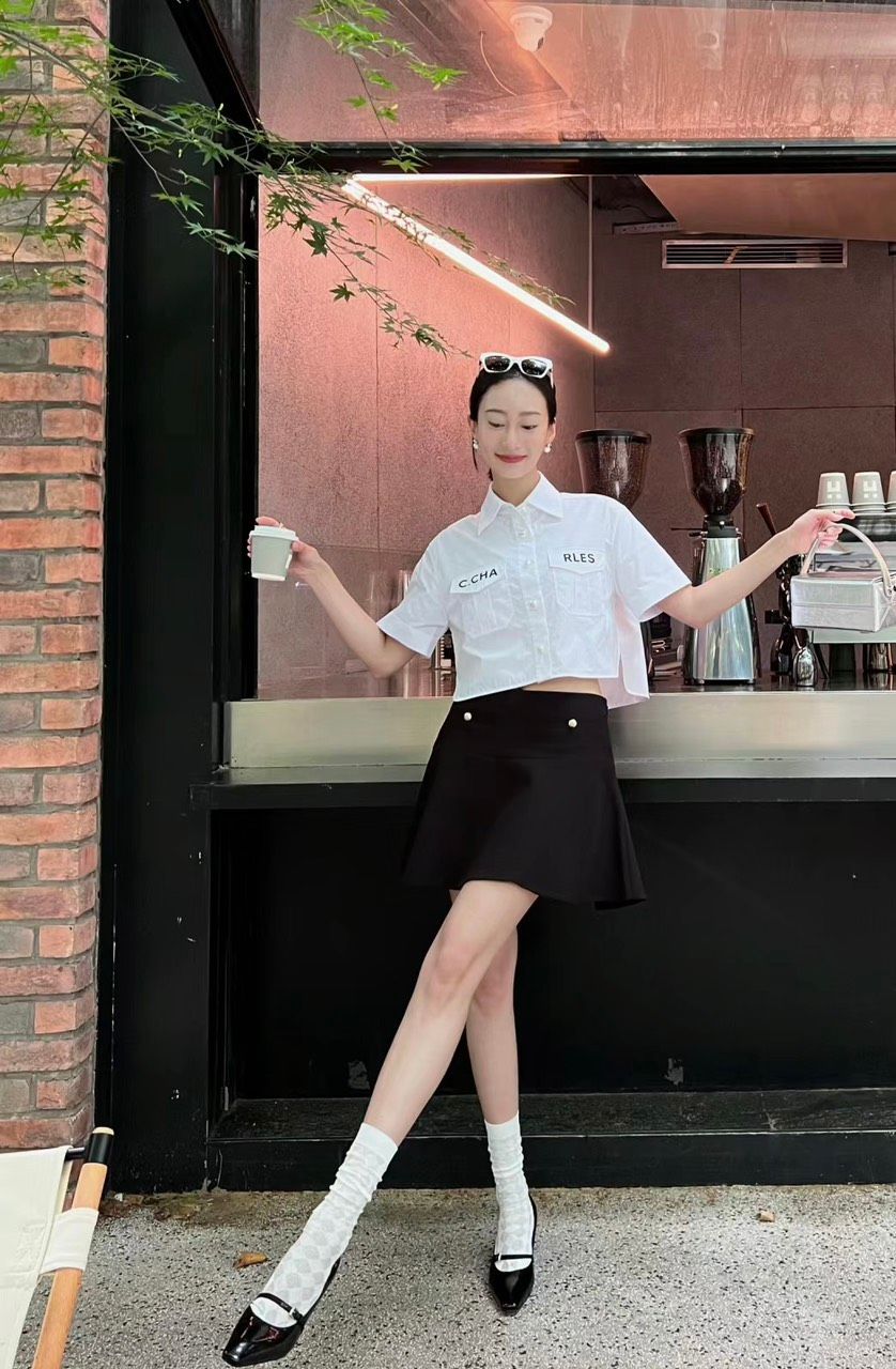 Áo sơmi trắng cúc ngọc, túi chữ