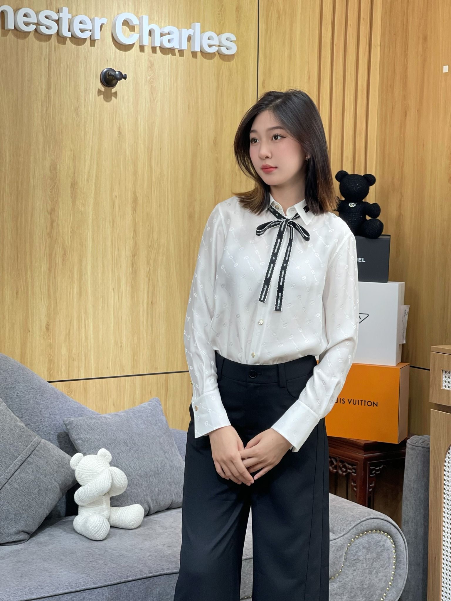 Sơ mi lụa trắng - nơ đen
