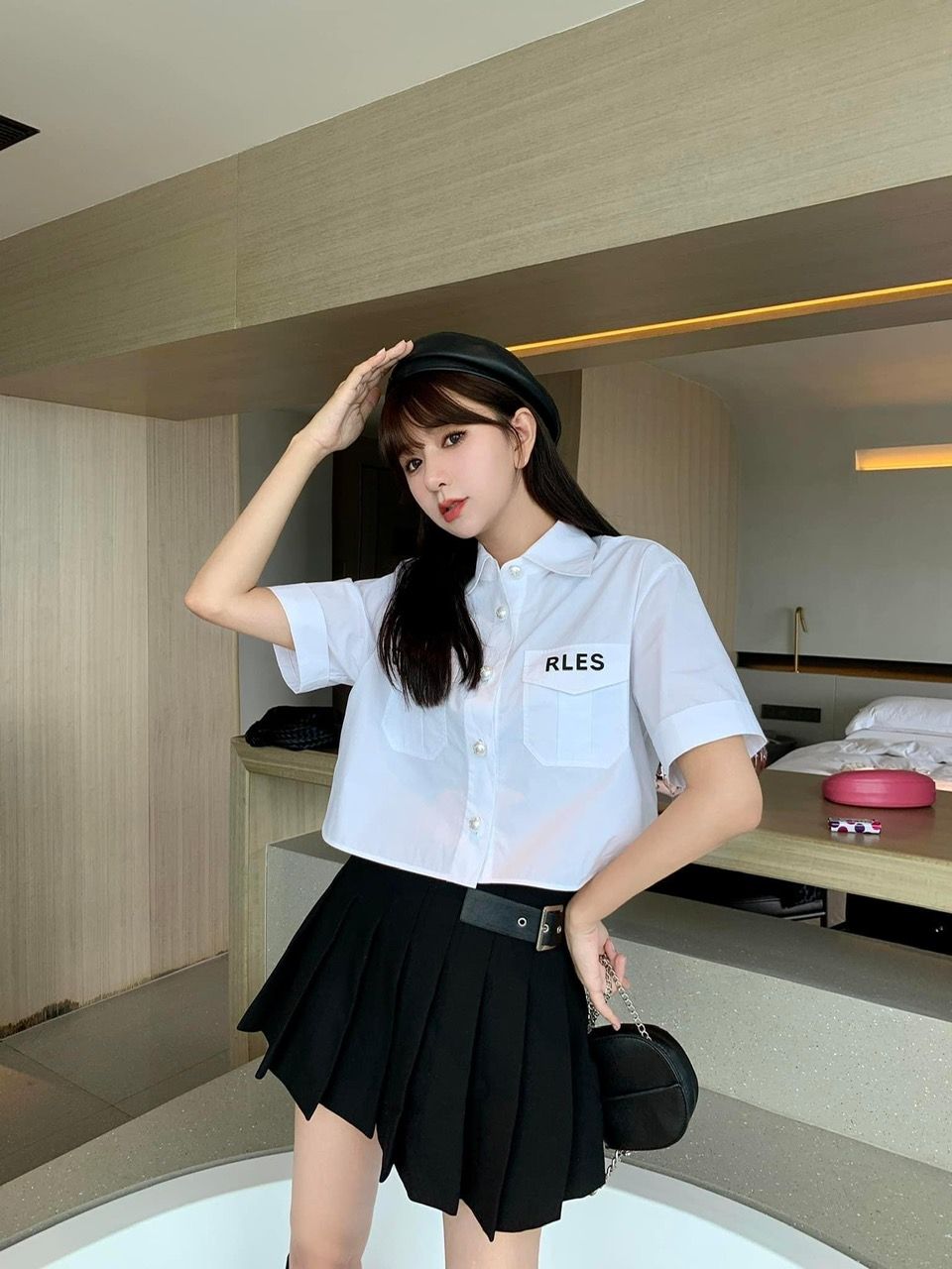 Áo sơmi trắng cúc ngọc, túi chữ