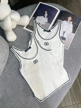 Áo tank top trắng viền đen CC