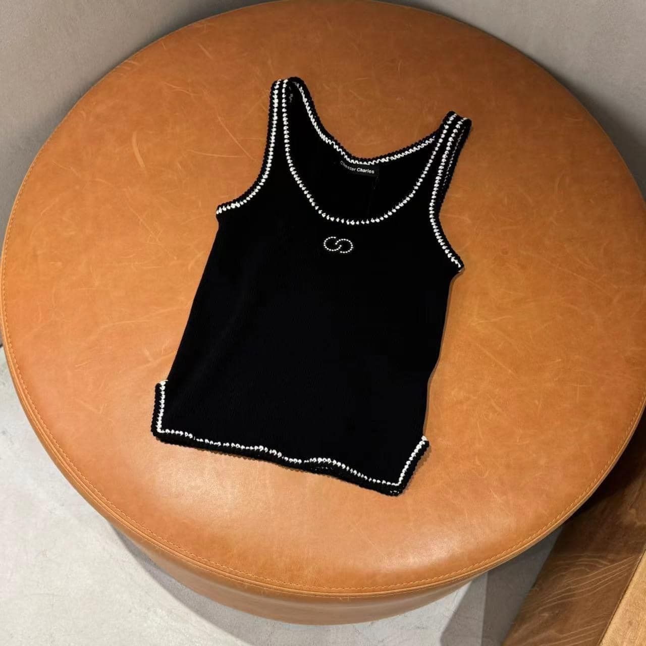Áo tank top đen viền trắng CC