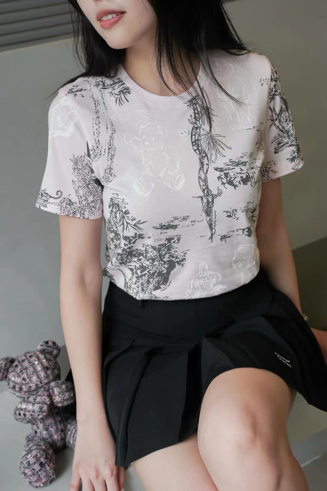 Áo phông hồng - hoạ tiết