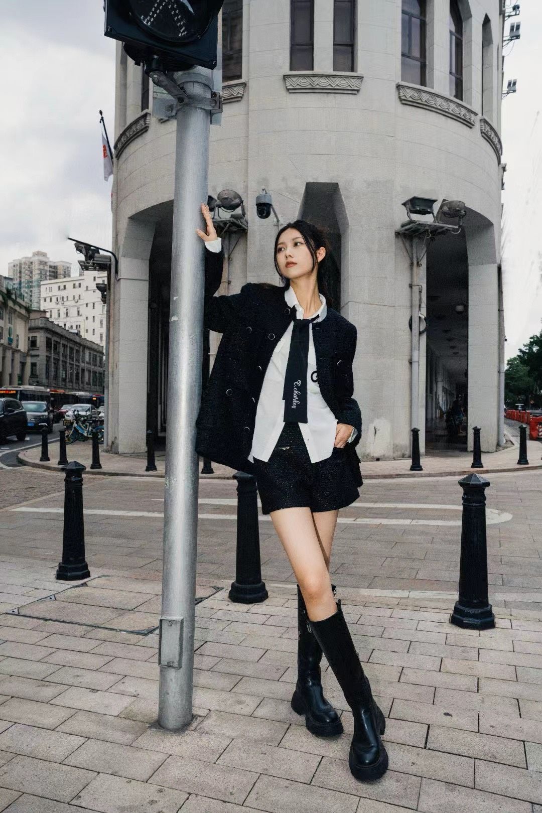 Áo sơ mi lụa cà vạt đen