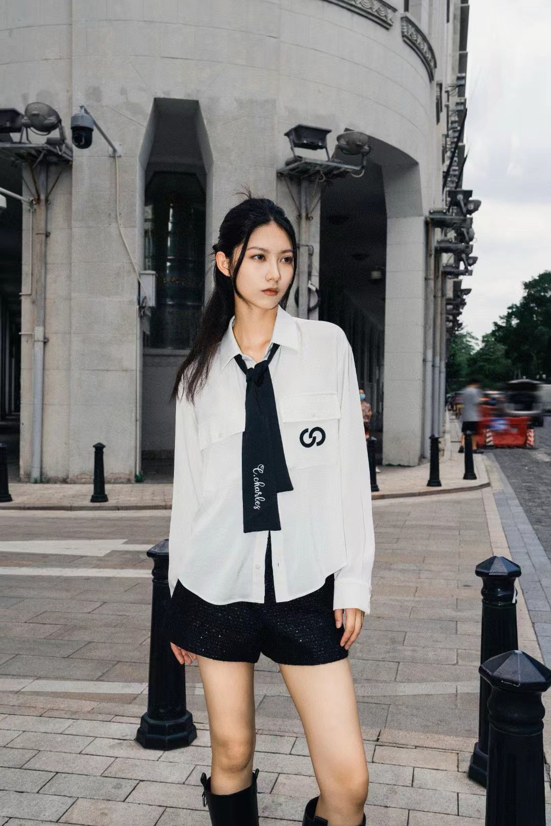 Áo sơ mi lụa cà vạt đen