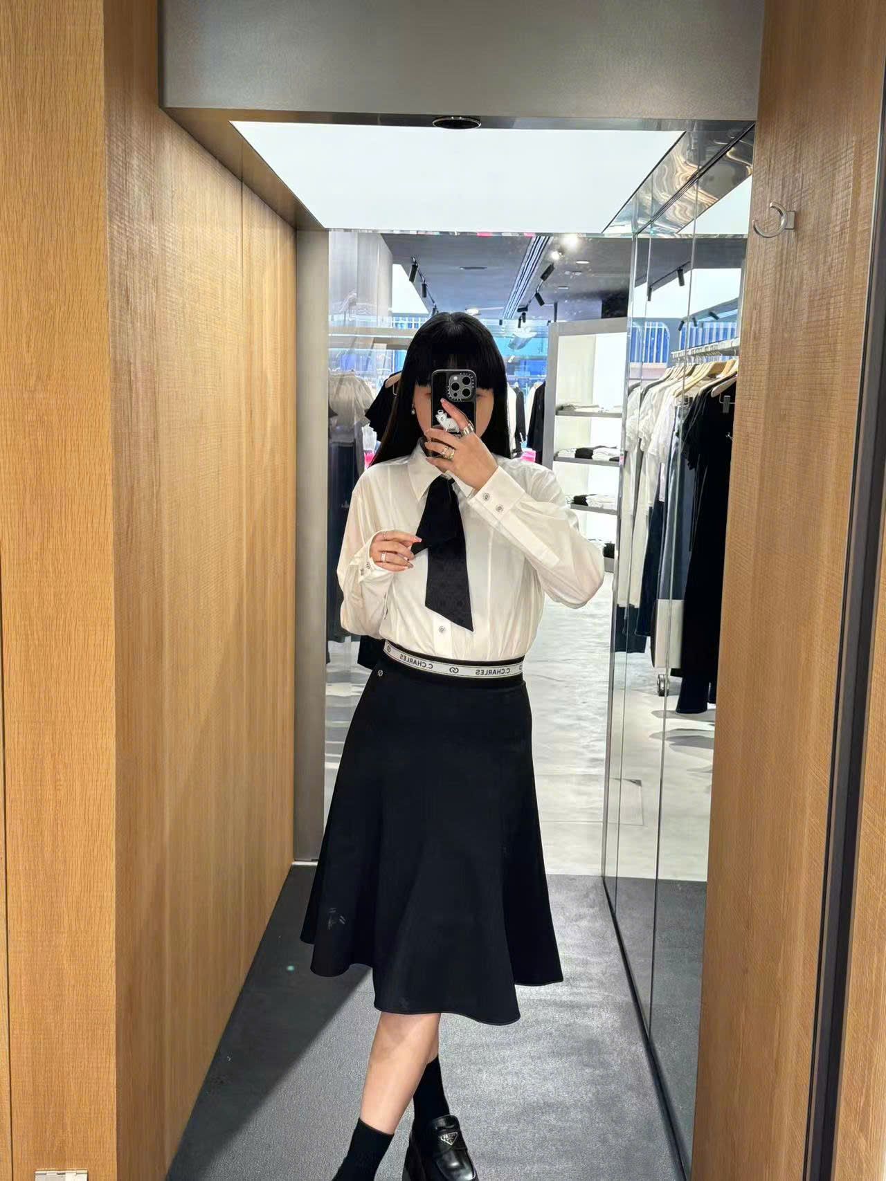 Sơ mi trắng - cà vạt đen vát chéo