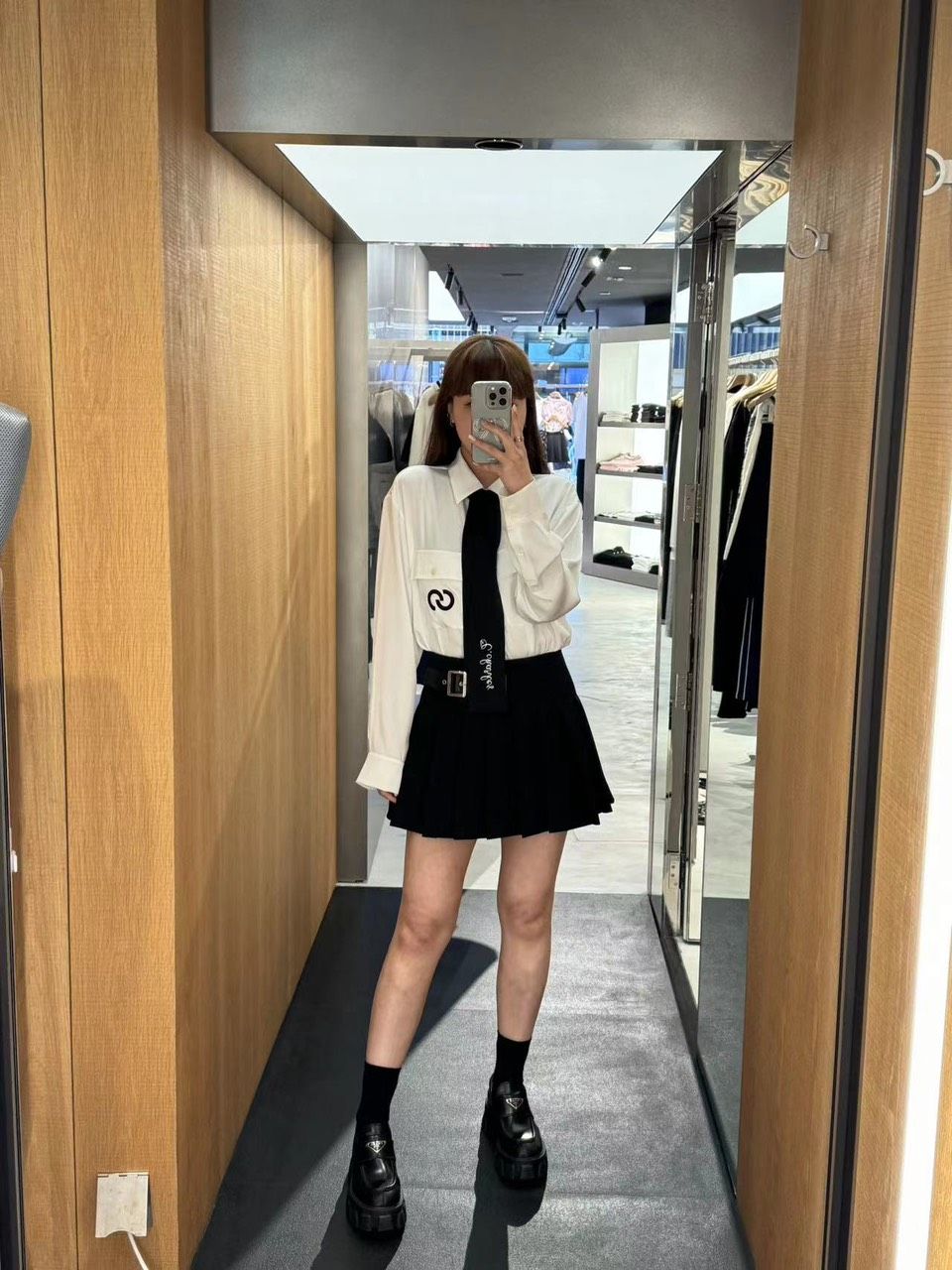Áo sơ mi lụa cà vạt đen