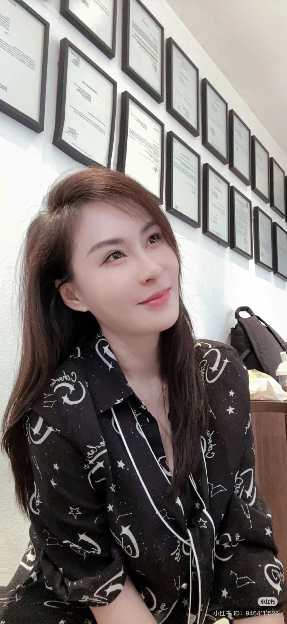 Sơ mi đen hoạ tiết
