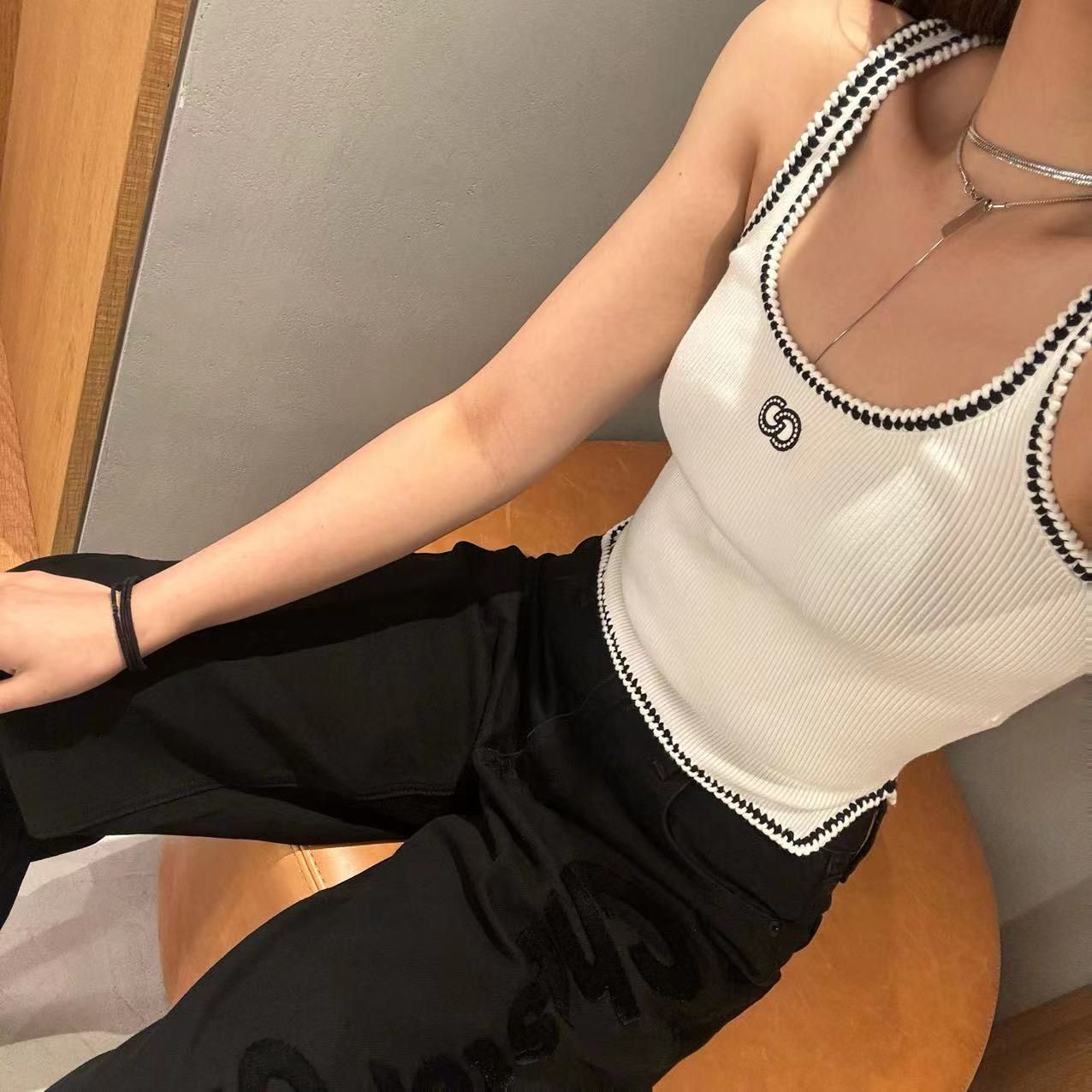 Áo tank top trắng viền đen CC