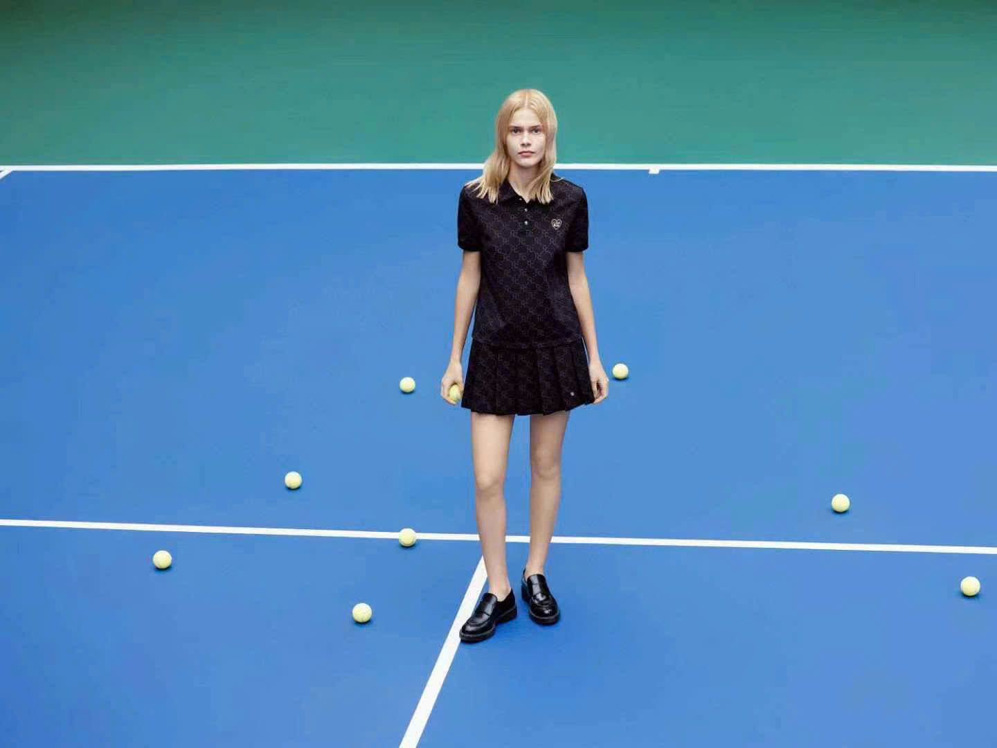 Bộ áo polo và chân váy - đen full logo tim trái set