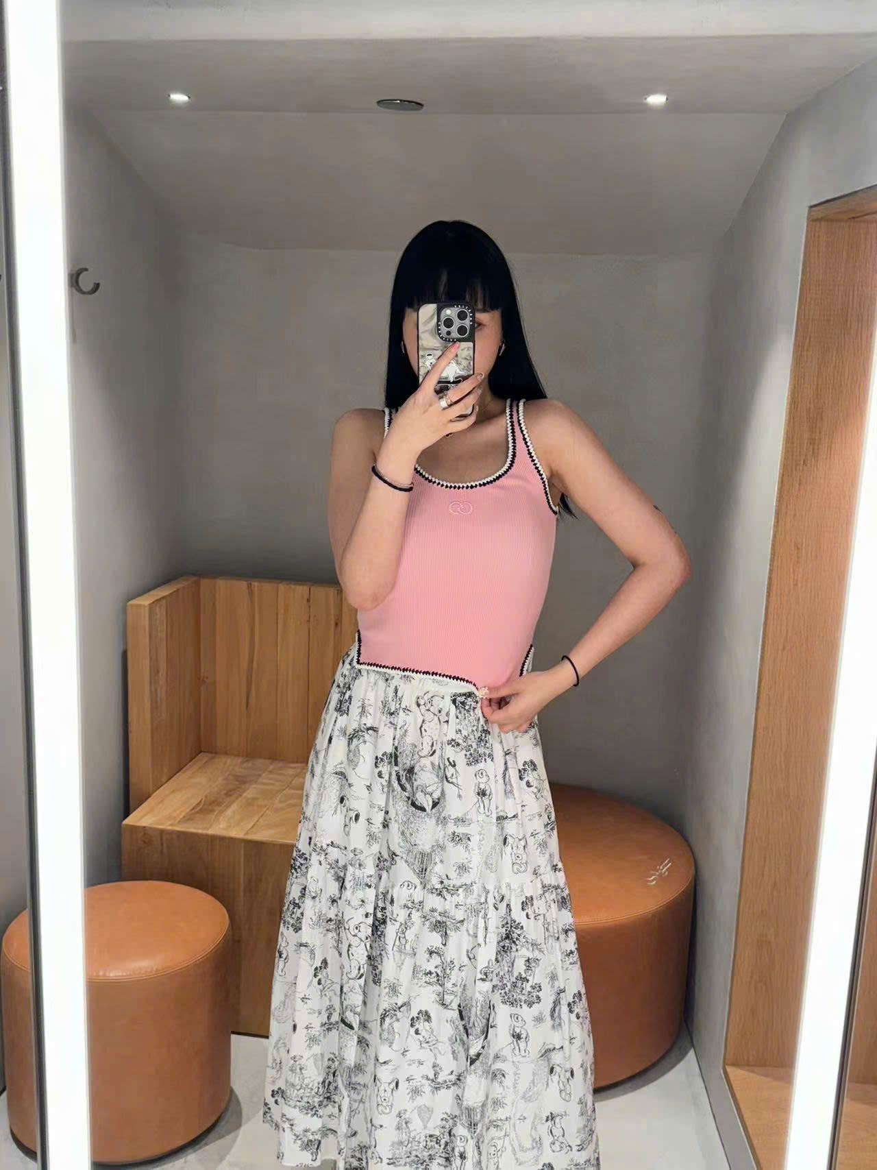 Tank top hồng - viền đen