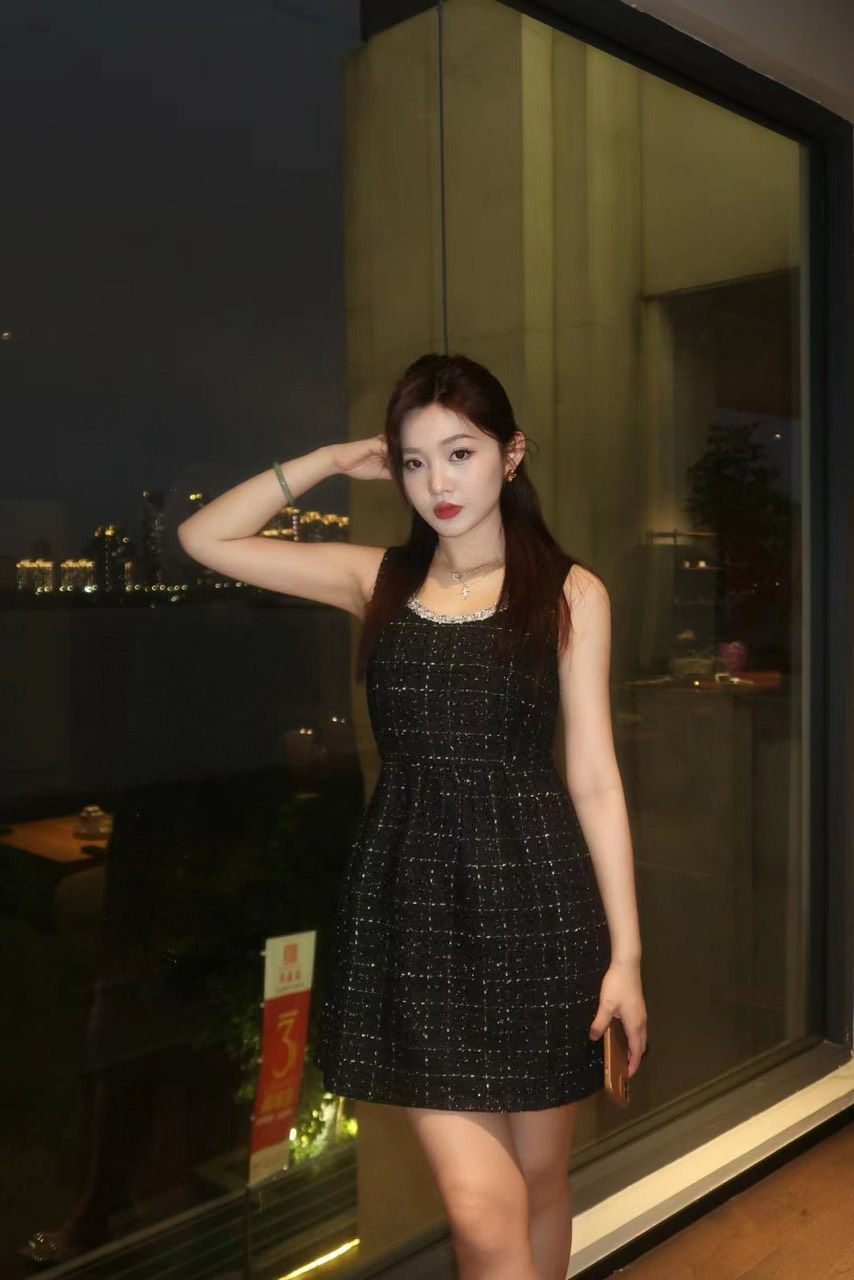Váy dạ tweed đen - viền cổ đính đá