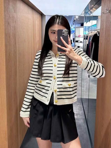 Cardigan trắng kẻ đen - cúc vàng (giống Celine)