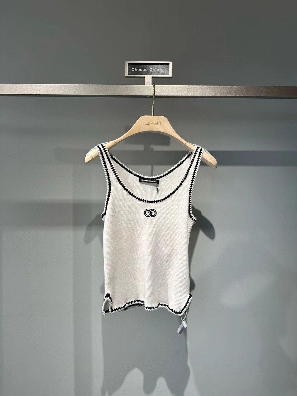 Áo tank top trắng viền đen CC