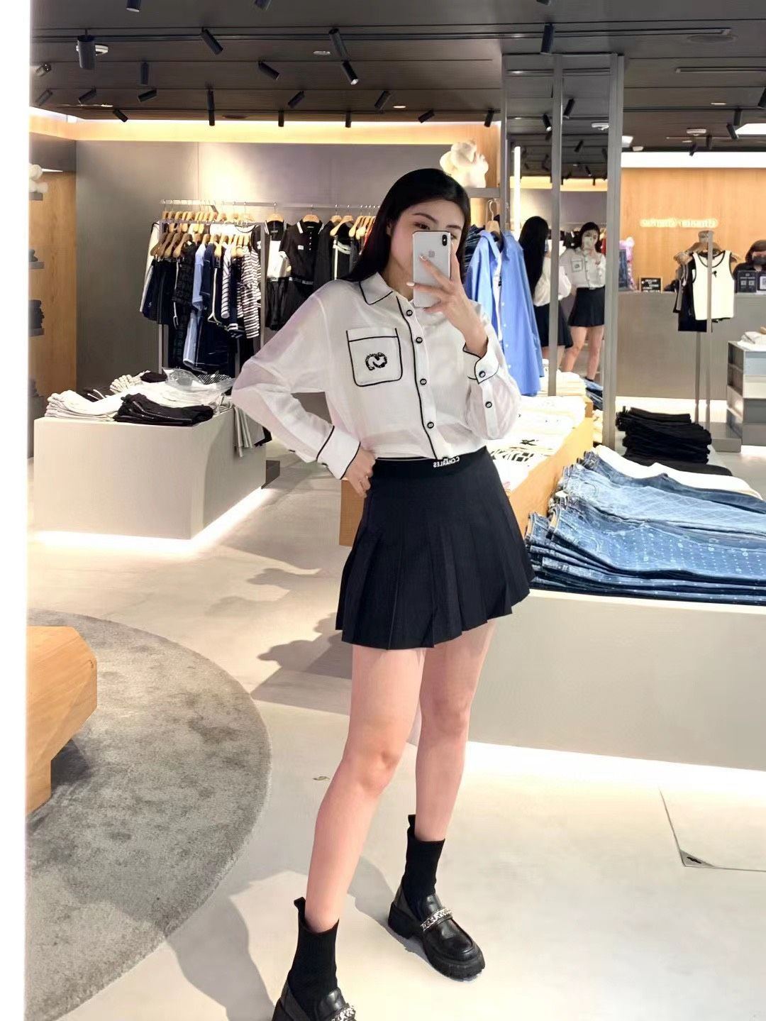 Sơ mi trắng , viền đen. túi ngực CC