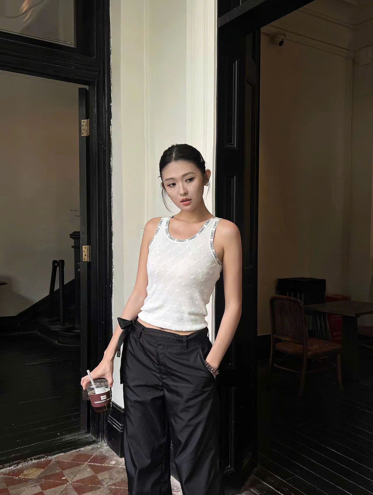 Tanktop trắng vân logo nổi + cổ viền chữ