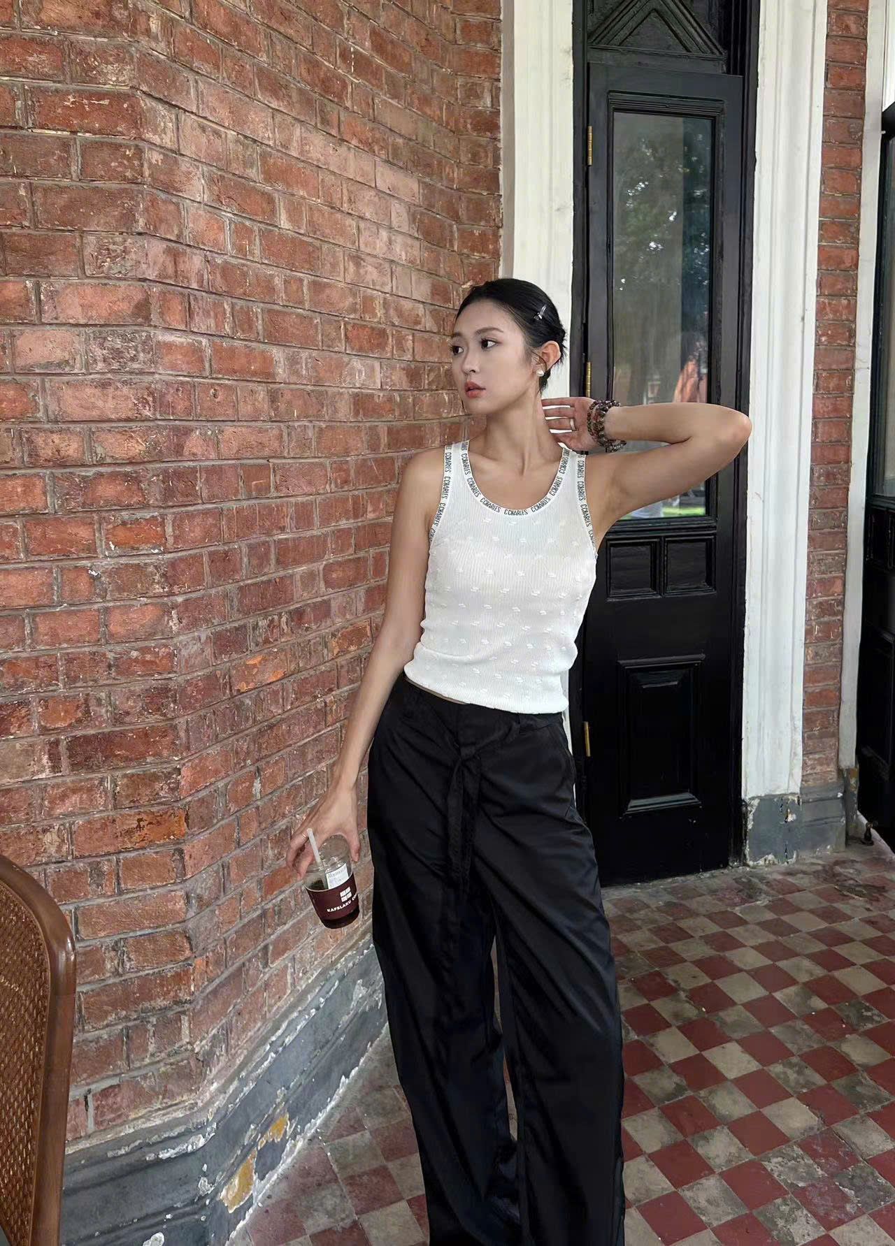 Tanktop trắng vân logo nổi + cổ viền chữ