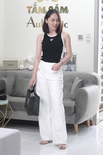 Quần jean trắng, xích vàng