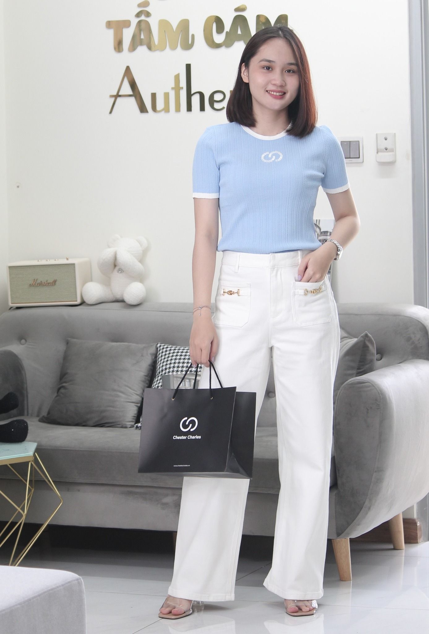 Quần jean trắng, xích vàng