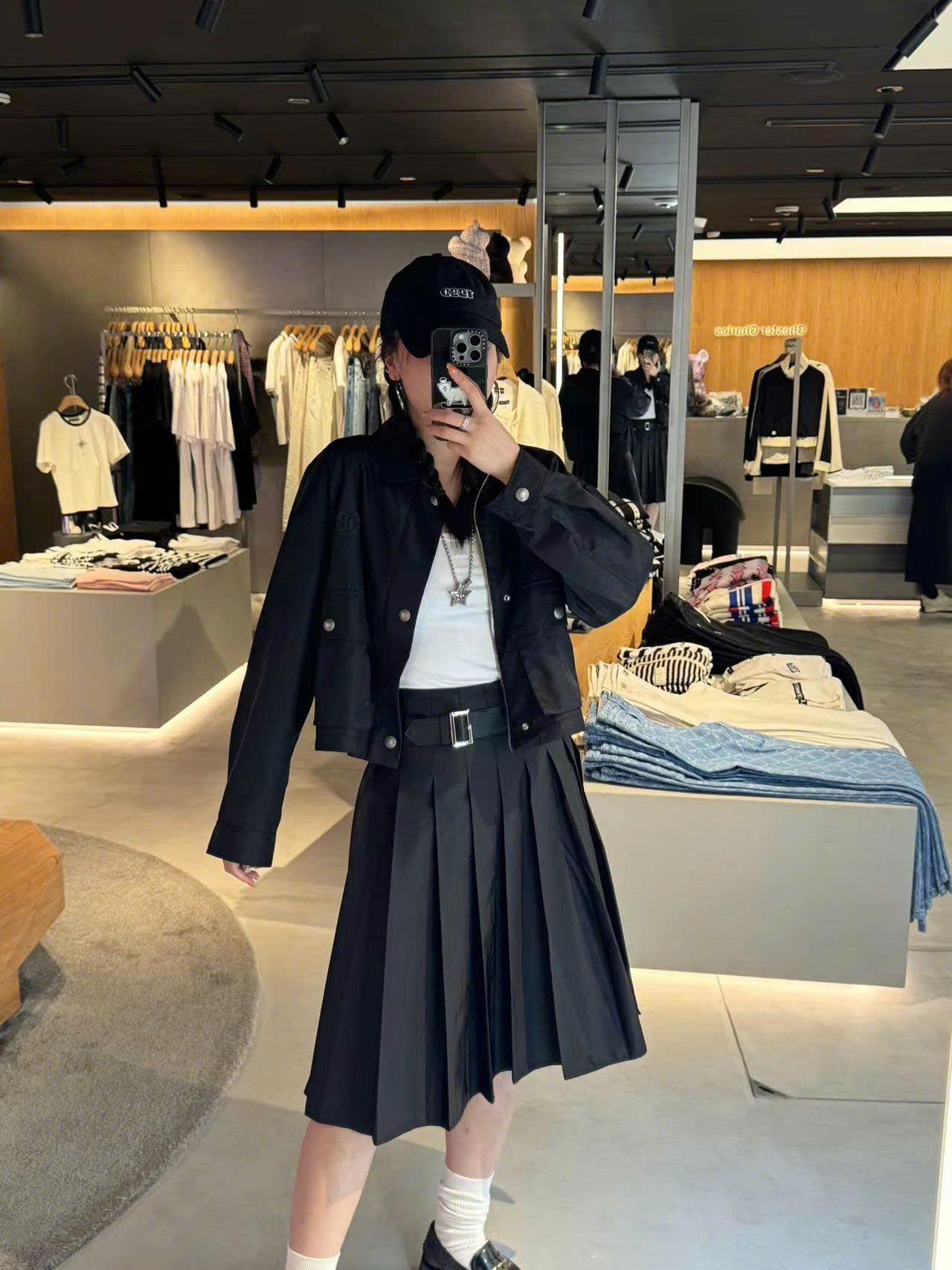 Bộ Khoác đen khóa kéo (Poli) và Chân váy xếp ly dài , 1/2 belt da set
