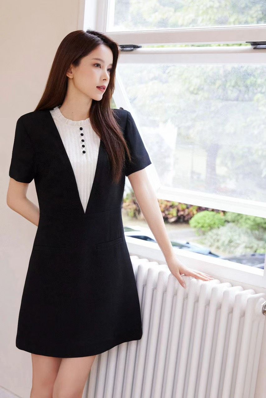 Váy đen cổ trắng