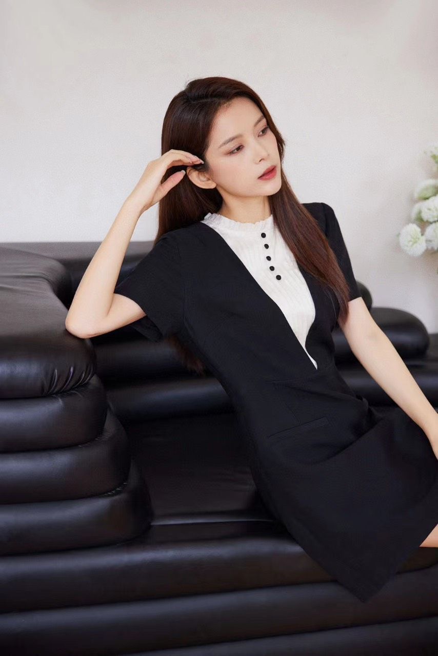 Váy đen cổ trắng