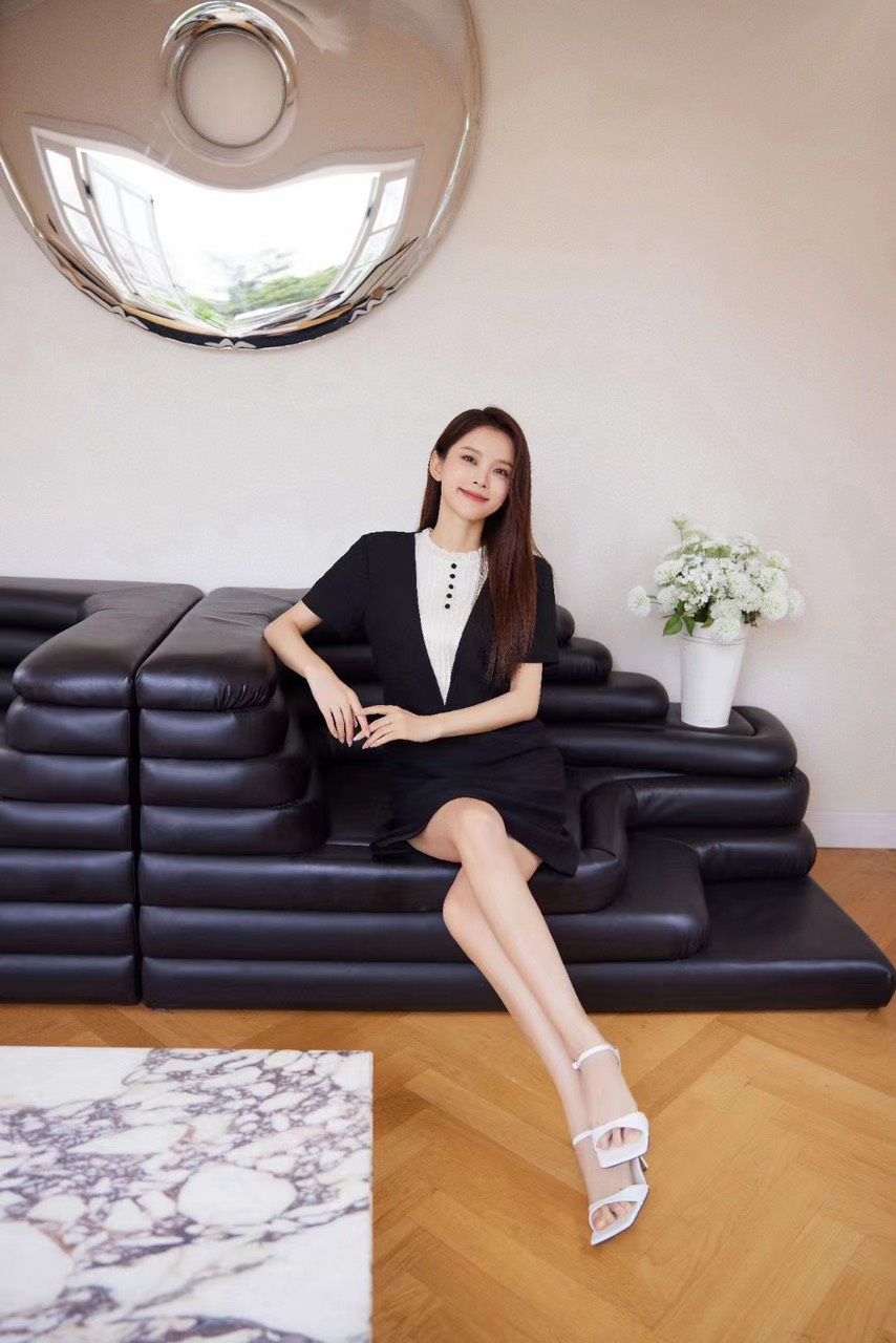 Váy đen cổ trắng