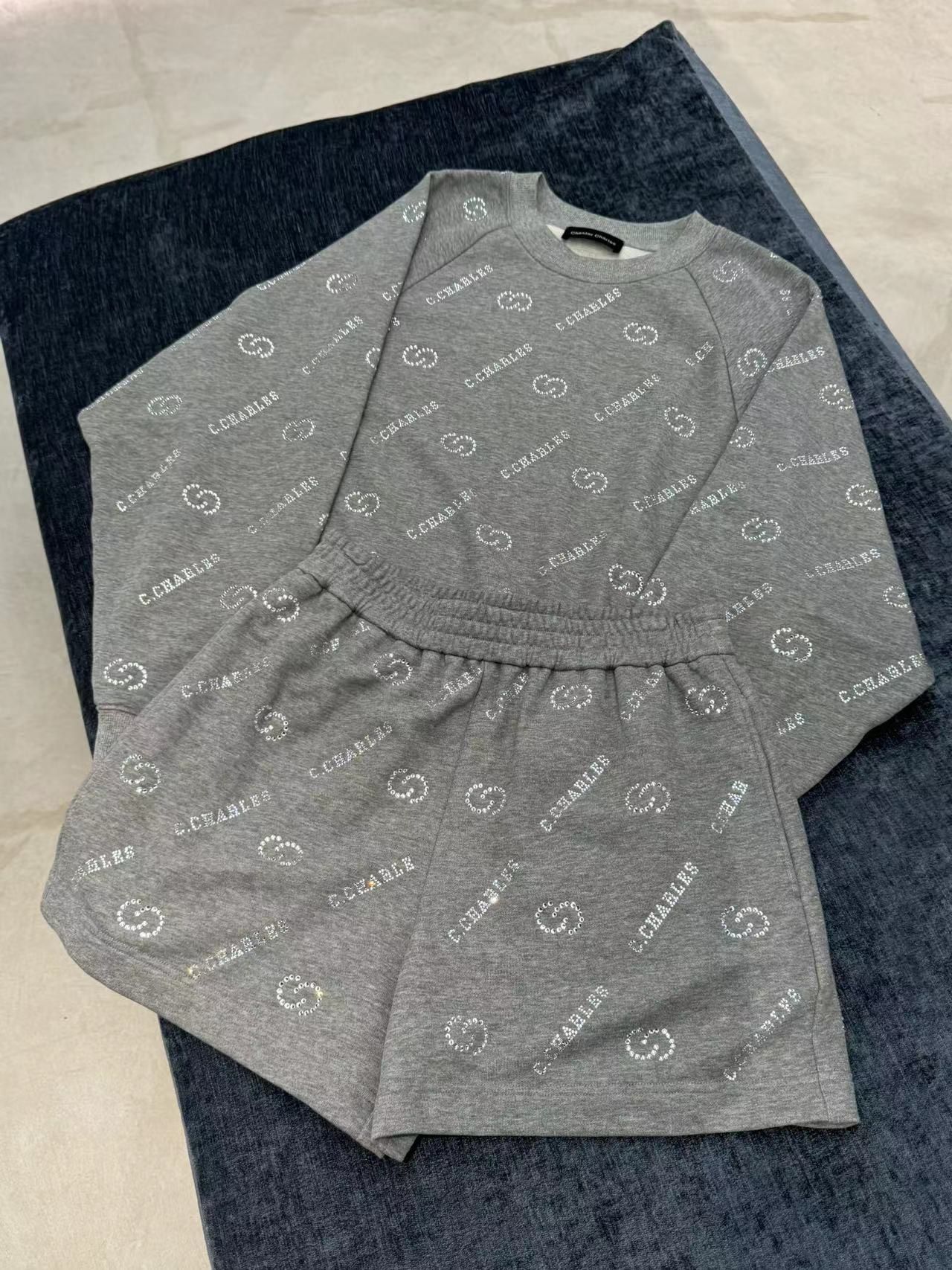 Áo nỉ xám đính đá - set