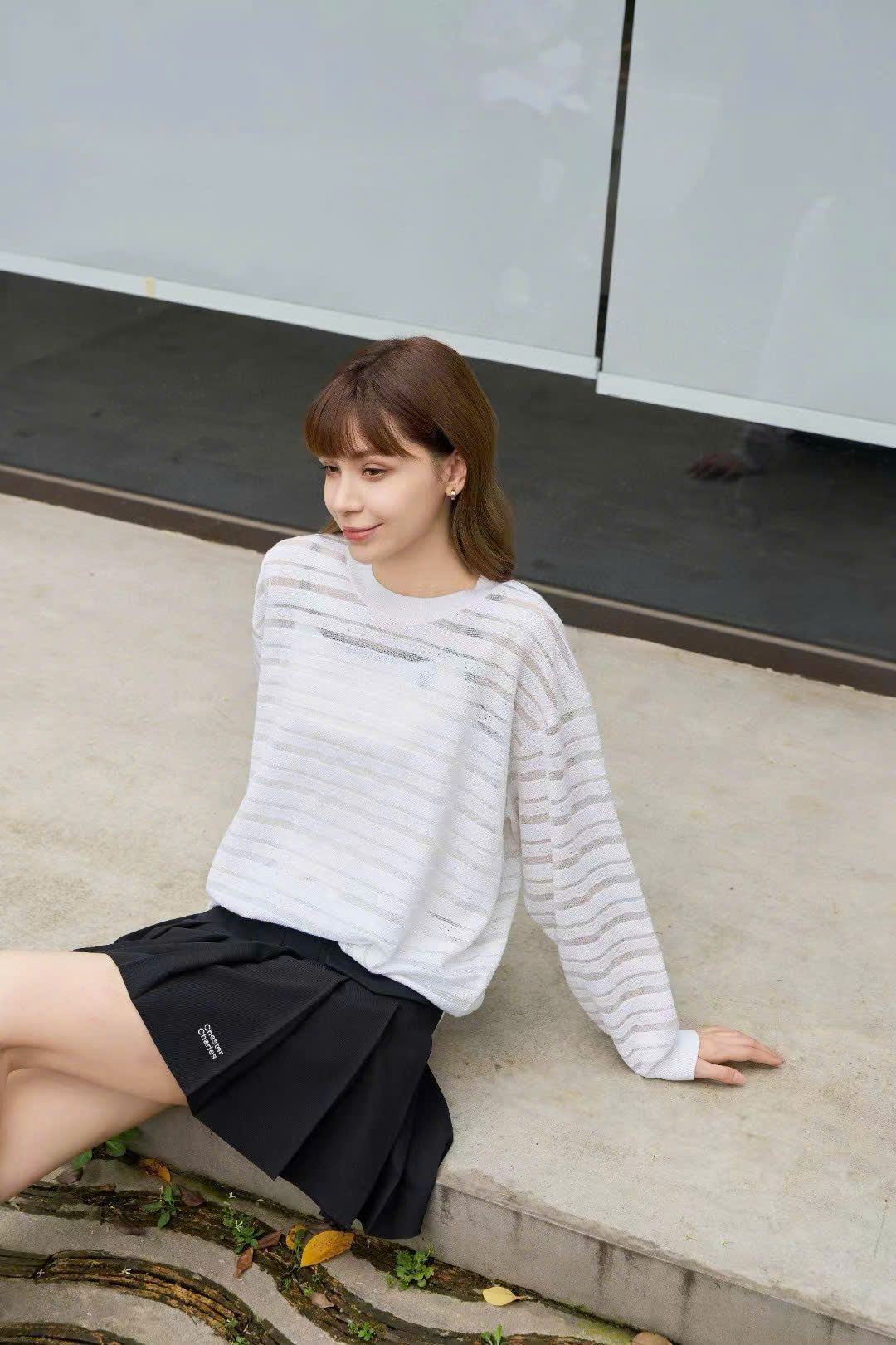 Áo len trắng dài tay - kẻ xuyên thấu