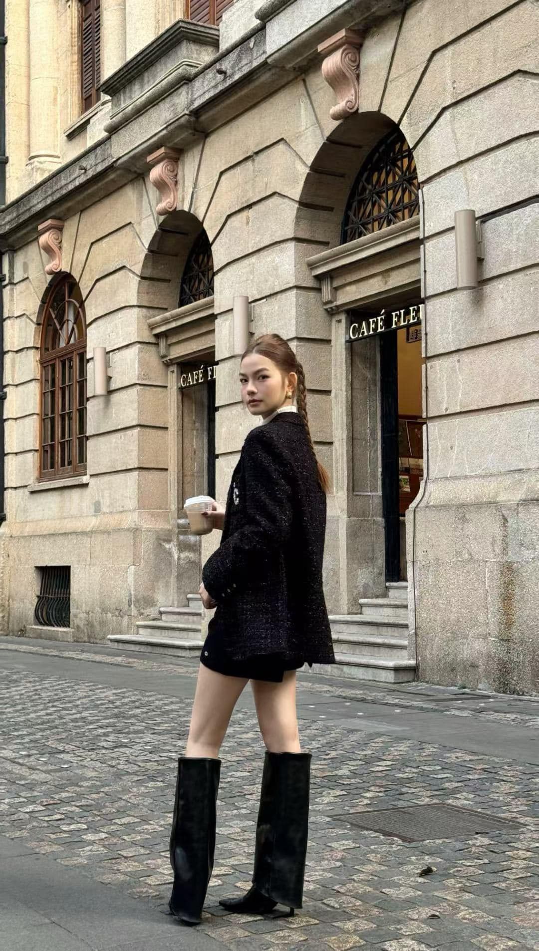 Áo dạ Tweed đen Logo CC đính đá ngực trái