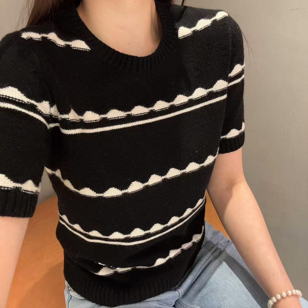 Áo len ngắn tay đen ziczac