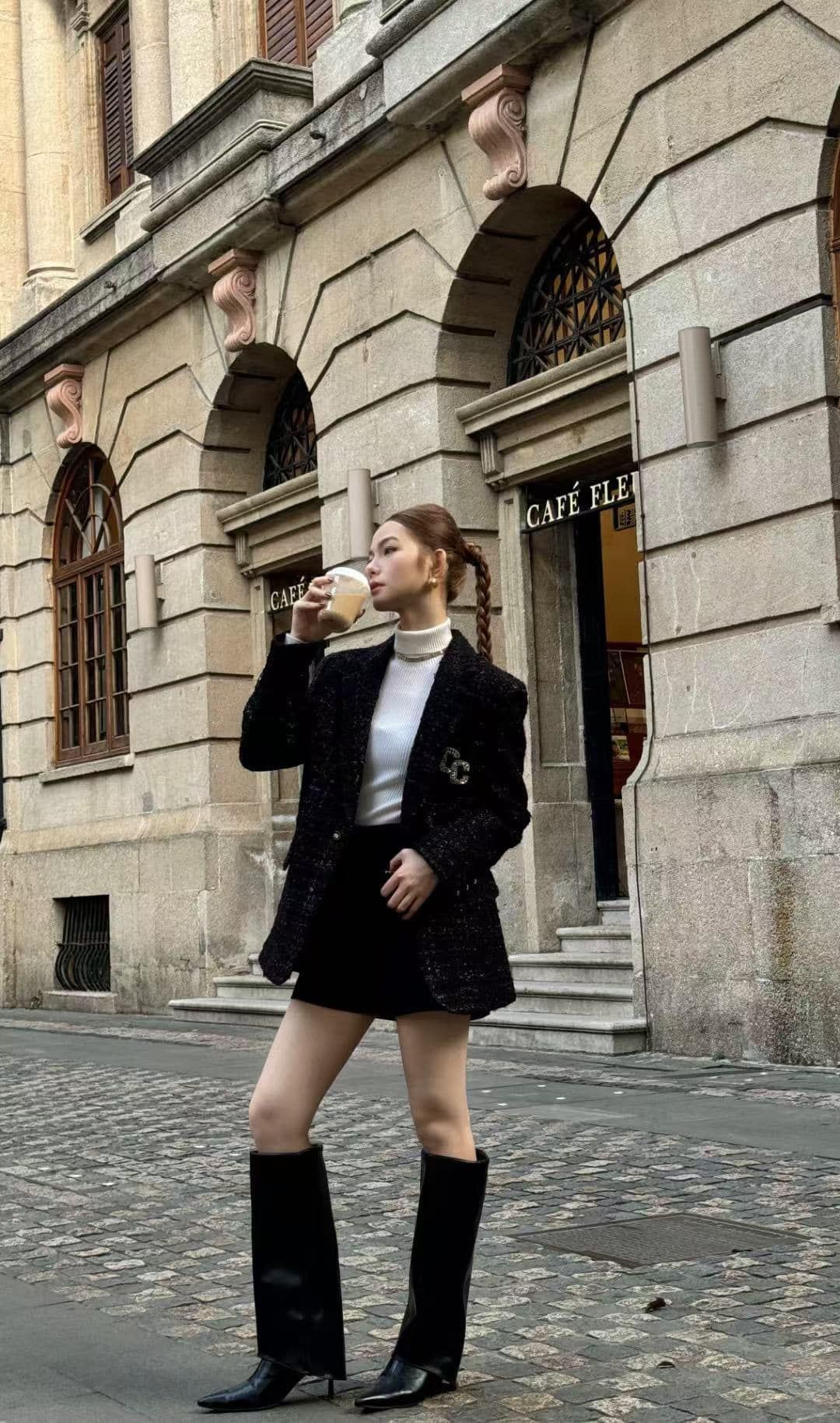 Áo dạ Tweed đen Logo CC đính đá ngực trái