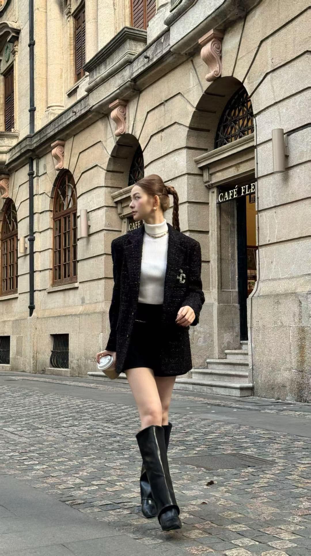 Áo dạ Tweed đen Logo CC đính đá ngực trái