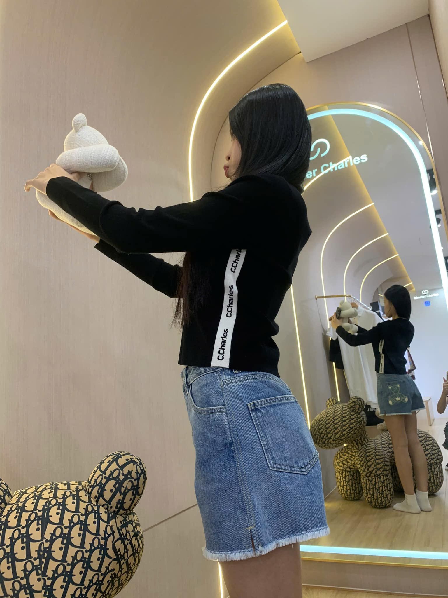Áo đen dài tay - chữ sườn trắng