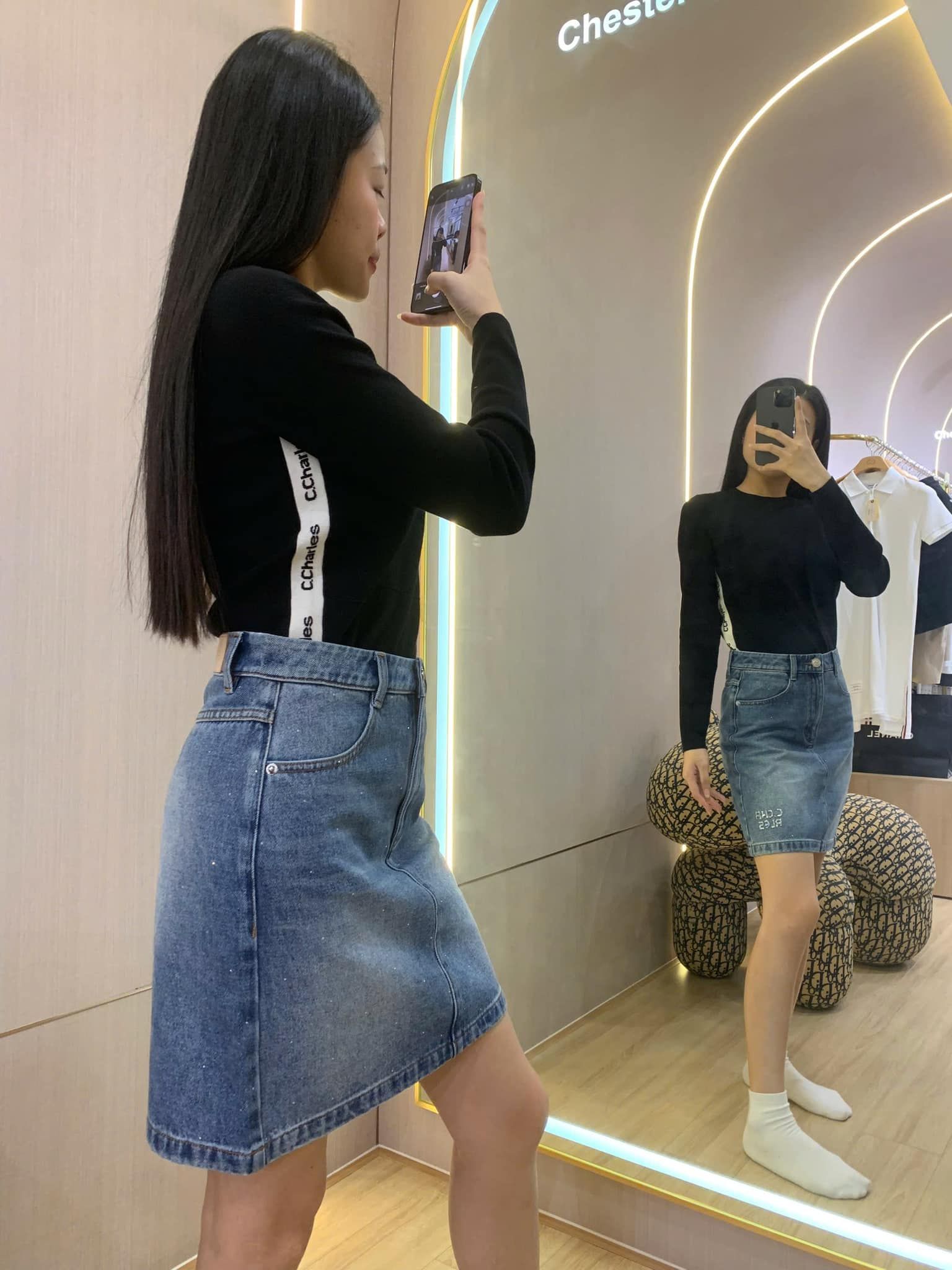 Áo đen dài tay - chữ sườn trắng