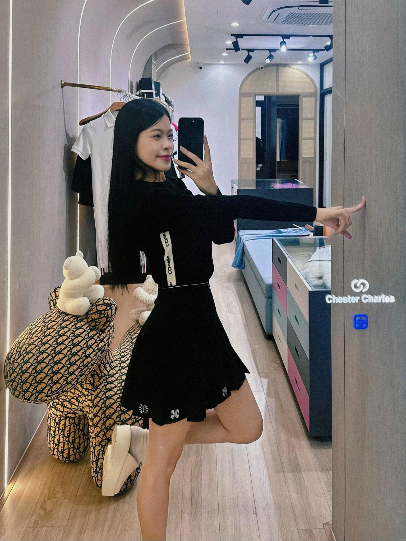 Áo đen dài tay - chữ sườn trắng