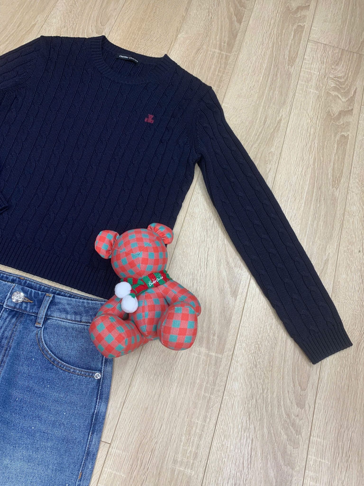 Áo len xanh vặn thừng, gấu nhỏ