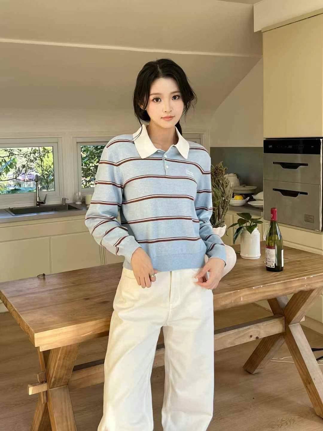 Áo Polo dài tay xanh cổ trắng , viền đỏ
