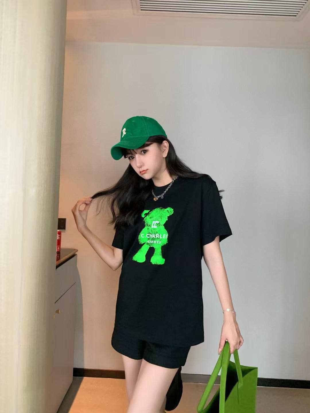 Áo phông đen gấu xanh