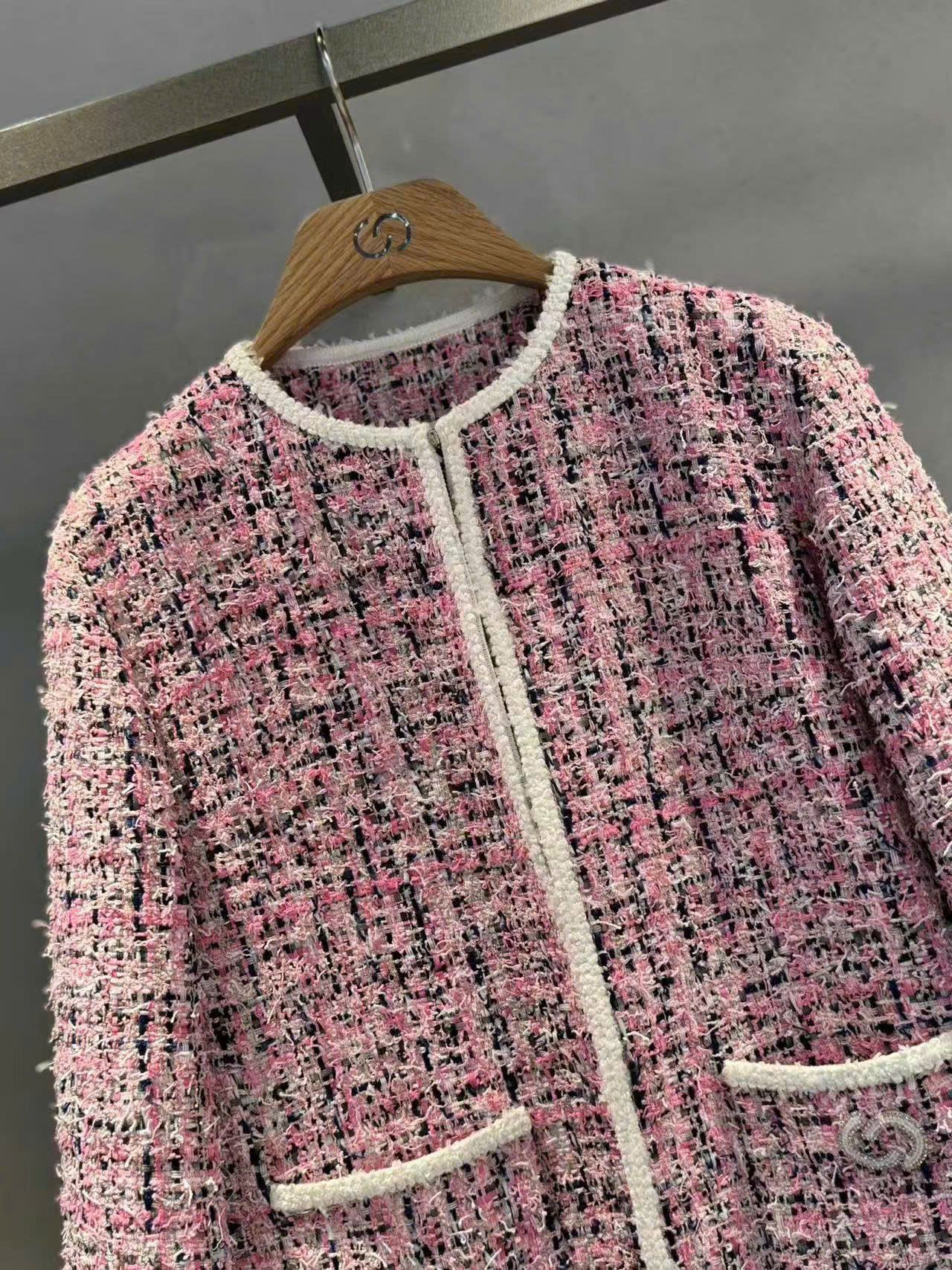 Áo dạ tweed hồng túi viền trắng